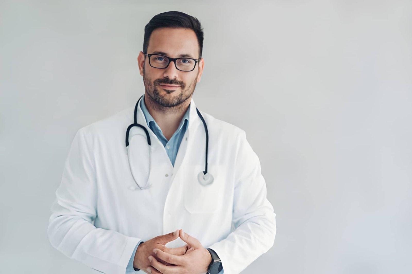Médecin généraliste en blouse blanche avec stéthoscope : offre emploi en centre de santé ou cabinet de groupe
